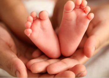 महिला ने जन्मा दो मुंह, चार पैर और चार हाथ वाला अनोखा बच्चा, देखने के लिए जुटी भीड़