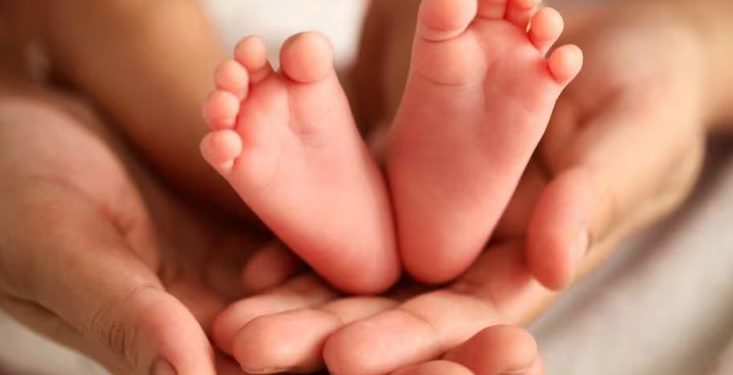 महिला ने जन्मा दो मुंह, चार पैर और चार हाथ वाला अनोखा बच्चा, देखने के लिए जुटी भीड़