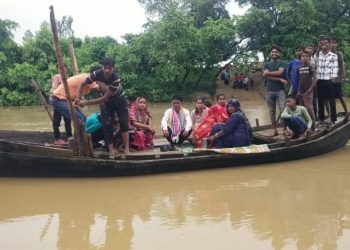 देखी है कभी ऐसी बारात! न घोड़ा, न गाड़ी… दुल्हन को नाव पर विदा करा ले गए दूल्हे राजा