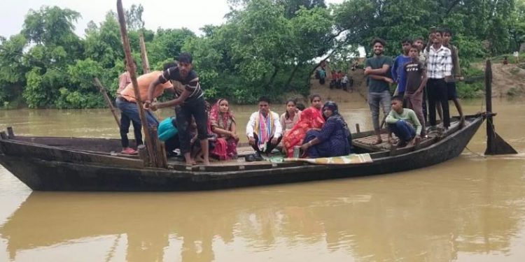 देखी है कभी ऐसी बारात! न घोड़ा, न गाड़ी… दुल्हन को नाव पर विदा करा ले गए दूल्हे राजा