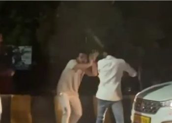 सनरूफ खोलकर बना रहे थे रील, ओवरटेक किया तो लड़कों ने कैब ड्राइवर को पीटा