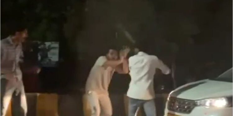 सनरूफ खोलकर बना रहे थे रील, ओवरटेक किया तो लड़कों ने कैब ड्राइवर को पीटा