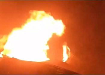 दिल्ली के ईस्ट कैलाश इलाके में बहुमंजिला मकान में लगी आग, बाल-बाल बची महिला