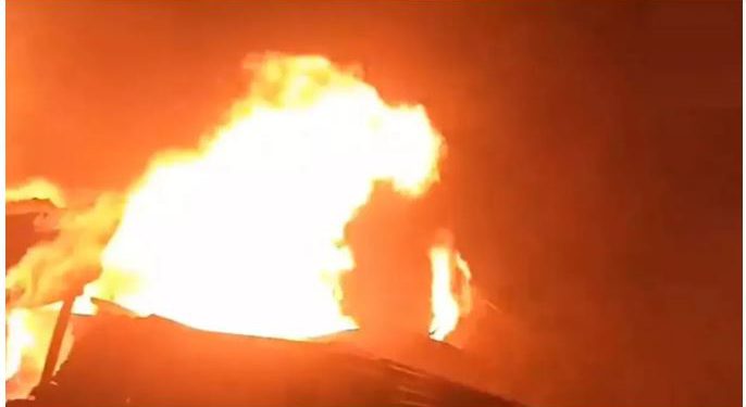 दिल्ली के ईस्ट कैलाश इलाके में बहुमंजिला मकान में लगी आग, बाल-बाल बची महिला