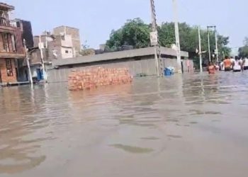 डूबी सड़कें, घुटने भर पानी, तैरते बच्चे… जलमग्न हुई दिल्ली