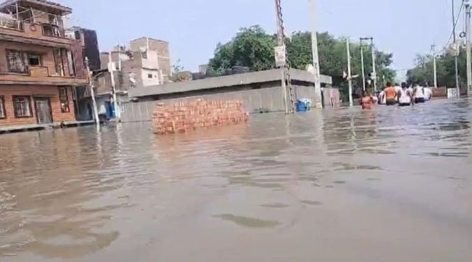 डूबी सड़कें, घुटने भर पानी, तैरते बच्चे… जलमग्न हुई दिल्ली
