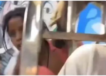 दिल्ली में पैसे के लिए विदेशी पर्यटक के पीछे दौड़ी बच्चियां, जान जोखिम में डाल चलते ई-रिक्शा पर लटकीं