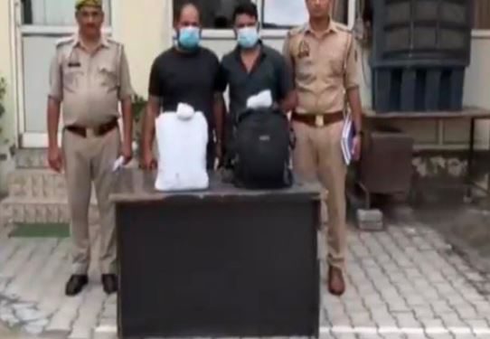 ग्रेटर नोएडा पुलिस ने दो गांजा तस्करों को रंगे हाथ दबोचा