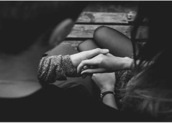 गाड़ी में पत्नी और गर्लफ्रेंड के साथ था प्रेमी, अचानक उतरकर भागी प्रेमिका तो पीछा कर काटा