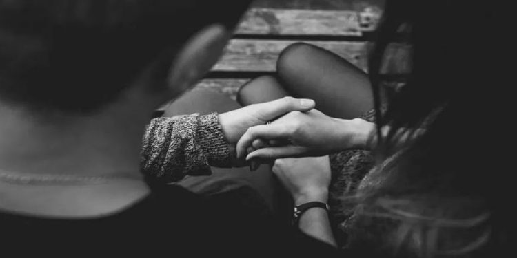 गाड़ी में पत्नी और गर्लफ्रेंड के साथ था प्रेमी, अचानक उतरकर भागी प्रेमिका तो पीछा कर काटा