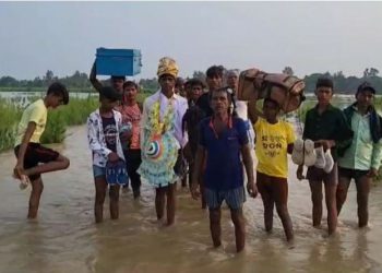 सिर पर सेहरा, हाथ में जूते… निक्कर में बाढ़ के पानी से निकली इस दूल्हे की बारात