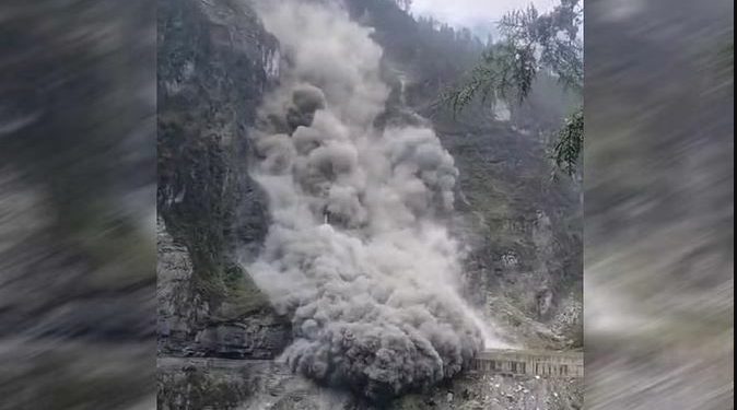 बदरीनाथ हाईवे पर पातालगंगा में भयानक लैंडस्‍लाइड, बच कर रहें इन दो जिलों के बाशिंदे; आज भी भारी बारिश के आसार