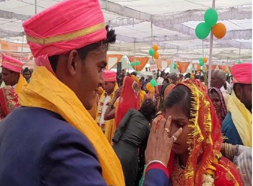 यूपी में एक लाख जोड़ों का घर बसाएगी योगी सरकार, सामूहिक विवाह योजना में किया गया अपडेट