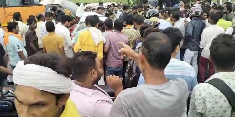 मुरादाबाद में दर्दनाक हादसा, आपस में टकराईं दो कार; हज कर लौट रहे परिवार के 5 लोगों की मौत