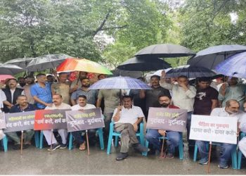 ‘इश्कबाज’ इंस्पेक्टर के खिलाफ कांग्रेस ने खोला मोर्चा, सस्पेंड के बाद अब मुकदमा दर्ज करने की उठाई मांग