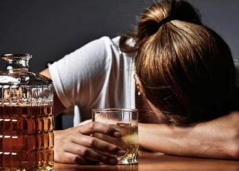 पत्नी खुद है शराबी, मुझे भी बनाना चाहती है ‘दारूबाज’… पति का दुखड़ा सुन हैरान रह गए अफसर