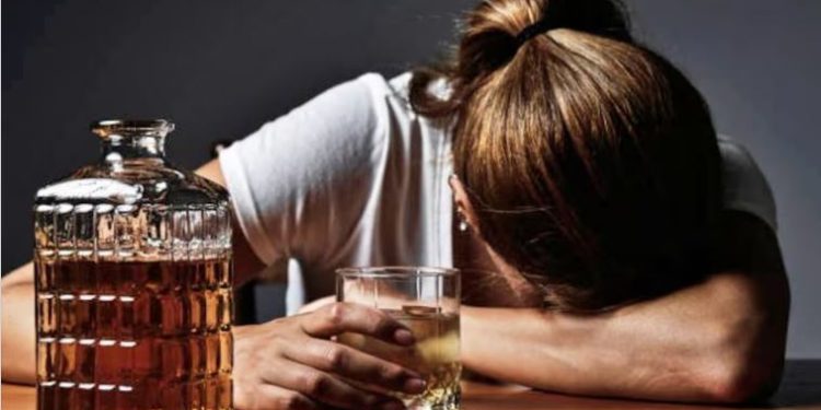 पत्नी खुद है शराबी, मुझे भी बनाना चाहती है ‘दारूबाज’… पति का दुखड़ा सुन हैरान रह गए अफसर