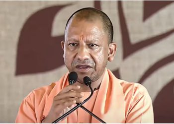 यूपी में देर रात चली तबादला एक्सप्रेस, अयोध्या समेत 5 जिलों के बदले डीएम, 11 IAS अफसरों का ट्रांसफर