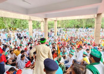 किसानों ने अपनी मांगों को लेकर कलेक्ट्रेट पर किया हल्ला बोल प्रदर्शन, हुई नोकझोंक