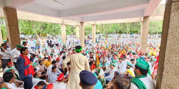 किसानों ने अपनी मांगों को लेकर कलेक्ट्रेट पर किया हल्ला बोल प्रदर्शन, हुई नोकझोंक