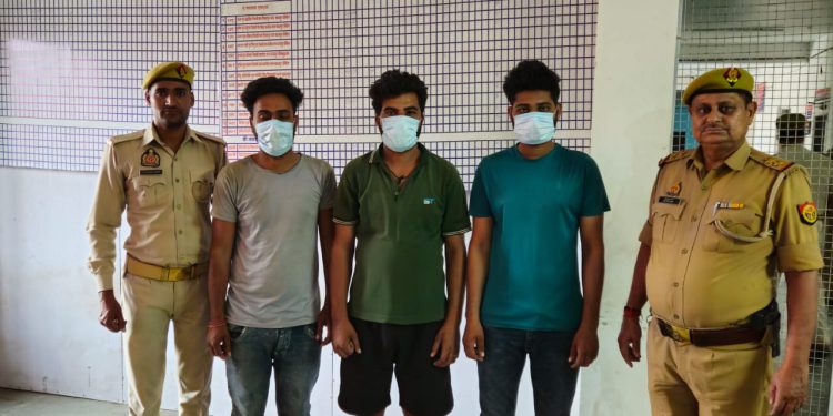 स्कूल में पढ़ाने जा रही युवती का अपहरण करने के प्रयास में फरार तीन आरोपियों को पुलिस ने किया गिरफ्तार