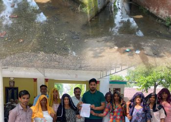 गांव की गलियों में जल भराव से ग्रामीण परेशान, अधिकारियों से शिकायत के बाद भी नहीं हुआ समाधान