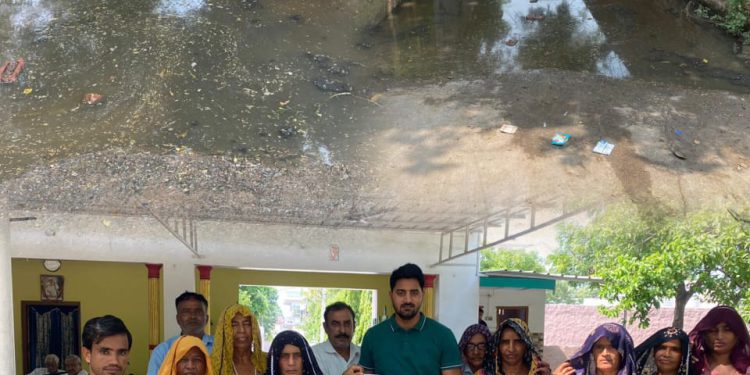 गांव की गलियों में जल भराव से ग्रामीण परेशान, अधिकारियों से शिकायत के बाद भी नहीं हुआ समाधान