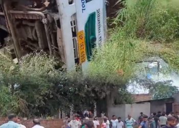 रबूपुरा में तेज रफ्तार स्कूल की बस अनियंत्रित होकर पलटी, कई बच्चे घायल