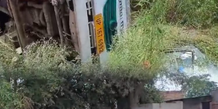 रबूपुरा में तेज रफ्तार स्कूल की बस अनियंत्रित होकर पलटी, कई बच्चे घायल