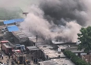 ग्रेटर नोएडा वेस्ट में निजी कंपनी के वेयरहाउस में आग लगने से लाखों का सामान जलकर राख