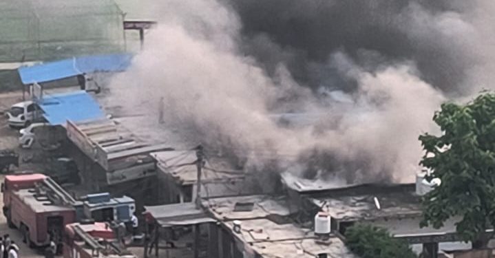 ग्रेटर नोएडा वेस्ट में निजी कंपनी के वेयरहाउस में आग लगने से लाखों का सामान जलकर राख