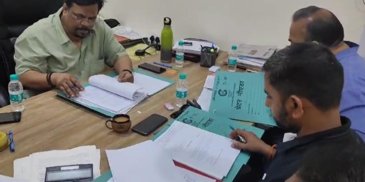 ग्रेटर नोएडा प्राधिकरण द्वारा सीनियर सिटिजन सोसायटी में 56 और फ्लैटों की हुई रजिस्ट्री