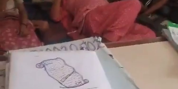 प्राइमरी स्कूल में सोते हुए टीचर की वीडियो सोशल मीडिया पर वायरल, विभागीय जांच के आदेश