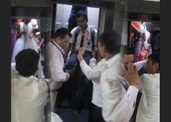 ग्रेटर नोएडा वेस्ट में स्कूल के बच्चो सहित दस लोग लिफ्ट में फसे, 30 मिनट के बाद निकाला बाहर