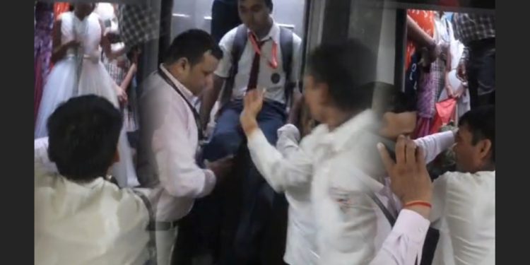 ग्रेटर नोएडा वेस्ट में स्कूल के बच्चो सहित दस लोग लिफ्ट में फसे, 30 मिनट के बाद निकाला बाहर