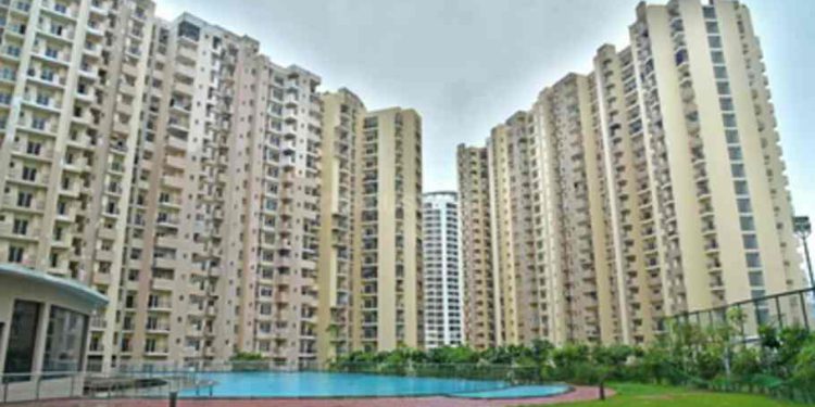 Noida की इस सोसायटी में बड़ा हादसा..8वीं मंजिल से गिरे युवक की मौत