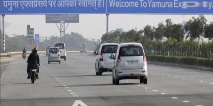 अब यमुना एक्सप्रेस-वे पर नहीं दौड़ेंगे ट्रैक्टर-ट्रॉली, यमुना प्राधिकरण ने लिया बड़ा फैसला; पढ़िए पूरी रिपोर्ट