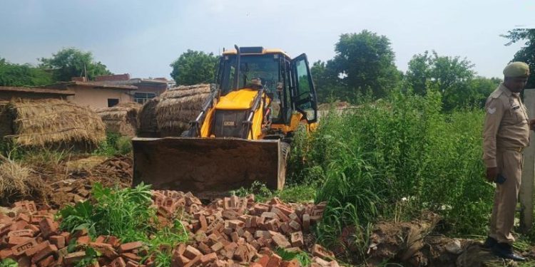 सलेमपुर गुर्जर गांव में अवैध निर्माण पर चला बुलडोजर