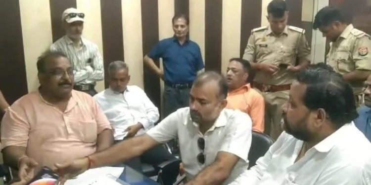 मेरठ: प्रिंसिपल ने 100 रुपये का मंगाया मीट, स्कूल में दिव्यांग बच्चे को खिलाया, बवाल पर हुआ सस्पेंड