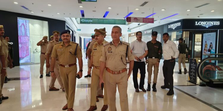 गुरुग्राम DLF मॉल में बम होने का मिला मेल, नोएडा पुलिस ने सेक्टर-18 DLF मॉल को एहतियातन कराया खाली