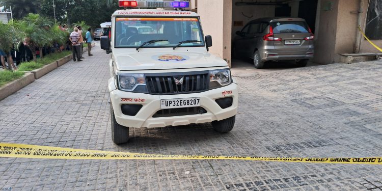 संदिग्ध परिस्थिति में 22वी मंजिल से गिरी थाना प्रभारी की बेटी हुई मौत, हादसा या आत्महत्या