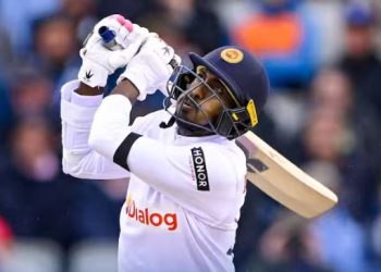 इंग्लि‍श गेंदबाजों के नाम रहा पहला दिन, धनंजय डी सिल्वा ने खेली कप्‍तानी पारी