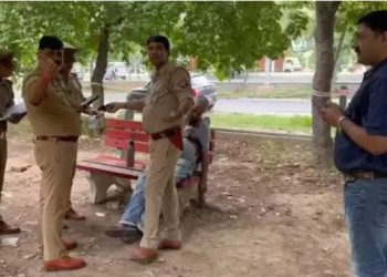 ग्रेटर नोएडा में बड़ी वारदात, गृह मंत्रालय के रिटायर्ड अधिकारी की दिनदहाड़े हुई हत्या, बेंच पर मिला शव