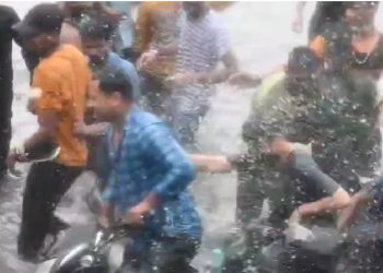 लखनऊ में एसीपी ऑफिस के पास एक घंटे तक अराजकता: बच्चों और महिलाओं से बदतमीजी, राहगीरों पर फेंका गंदा पानी