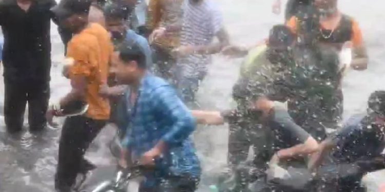 लखनऊ में एसीपी ऑफिस के पास एक घंटे तक अराजकता: बच्चों और महिलाओं से बदतमीजी, राहगीरों पर फेंका गंदा पानी