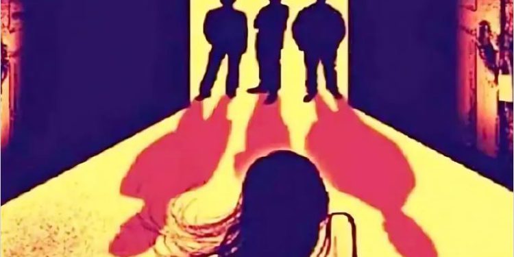 चलती कार में नाबालिग से गैंगरेप, दरिंदों ने मांग भरी और हाईवे पर फेंक कर भागे