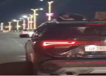 सनरूफ खोलकर किया KISS, 2KM तक की अश्लील हरकतें…. कपल का Video वायरल