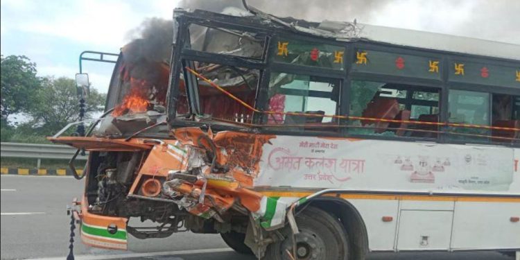 गोरखपुर डिपो और प्राइवेट बस में टक्कर: यमुना एक्सप्रेस-वे पर हुआ हादसा, आठ लोग घायल, तीन की हाल गंभीर