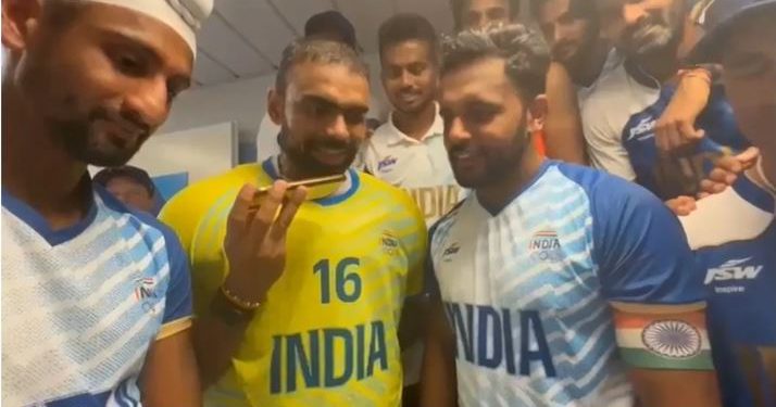 पीएम मोदी ने पेरिस लगाया कॉल, हॉकी टीम के साथ खूब लगाए ठहाके; निराले अंदाज में दी बधाई