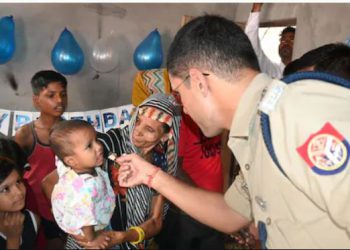 ‘पापा नहीं तो हम हैं न’… जेल में जिस बंदी की हुई मौत, उसकी बेटी का जन्मदिन मनाने पहुंच गए फिरोजाबाद SSP